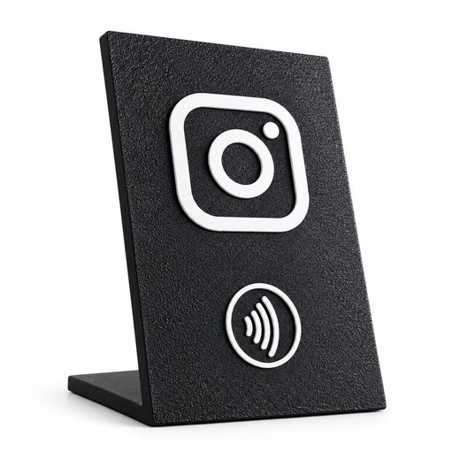Placa NFC preta com o logo branco do Instagram e o símbolo de aproximação