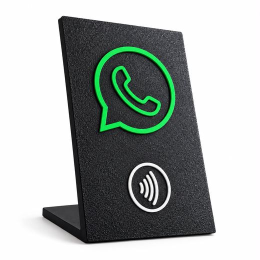 Placa NFC preta com o logo verde do WhatsApp e o símbolo de aproximação