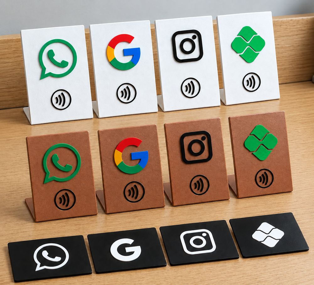 Plaquinhas NFC brancas e cobre e cartões pretos com WhatsApp, Google, Instagram e Pix